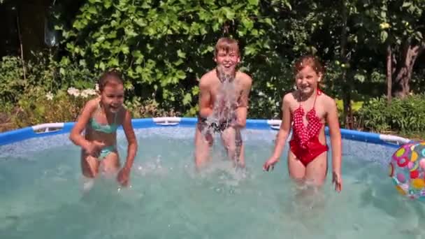 孩子们在游泳池 — 图库视频影像