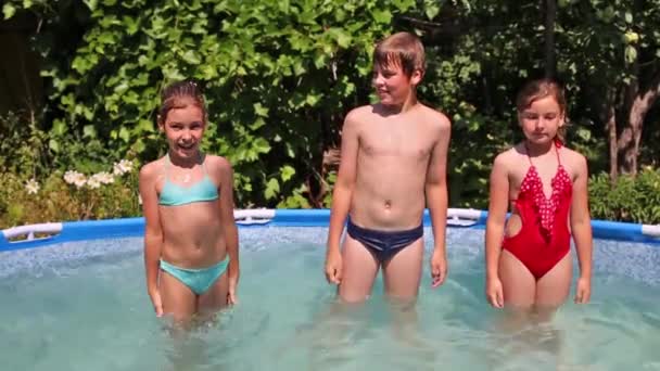 Kinderen in zwembad — Stockvideo