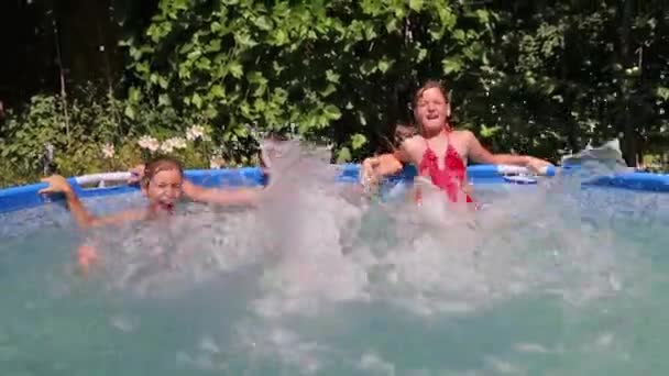 Niños en piscina — Vídeo de stock