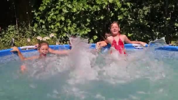 Niños en piscina — Vídeos de Stock