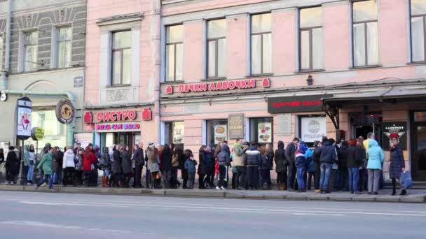 People stand in queue — Stock Video