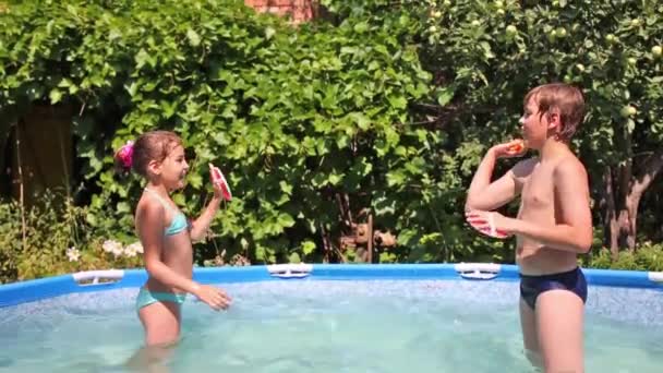 Kinder im Schwimmbad — Stockvideo