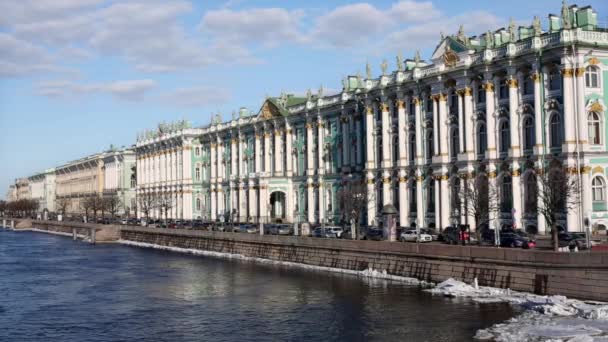 Embankment con edificios del Palacio de Invierno — Vídeos de Stock