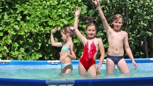 スイミング プールでの子供たちのダンス — ストック動画