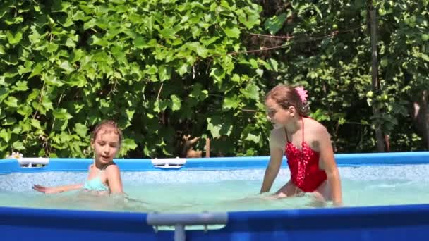 Mädchen tanzen im Schwimmbad — Stockvideo