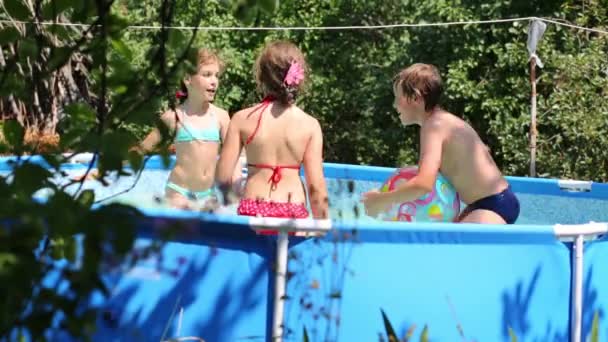 Kinder im Schwimmbad — Stockvideo