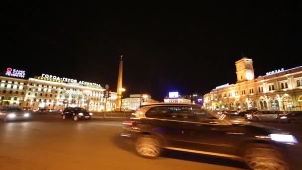 Car traffic  at night time. — Stock video