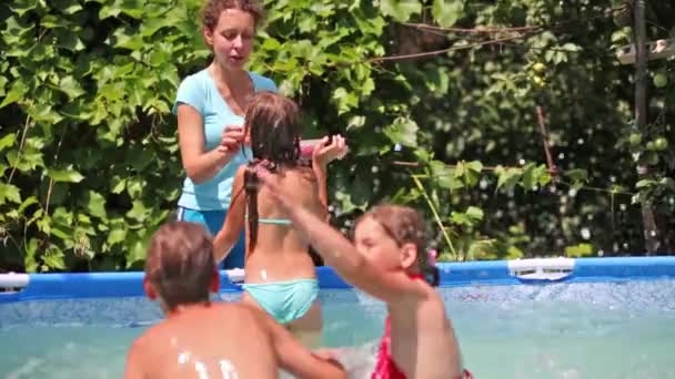 Niños en piscina — Vídeos de Stock