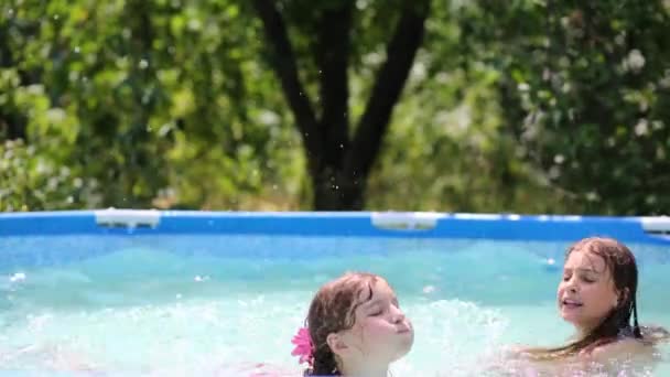 Crianças na piscina — Vídeo de Stock