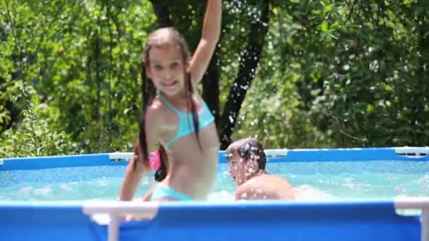 Niños en piscina — Vídeo de stock