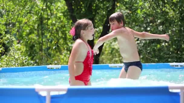 Niños en piscina — Vídeo de stock