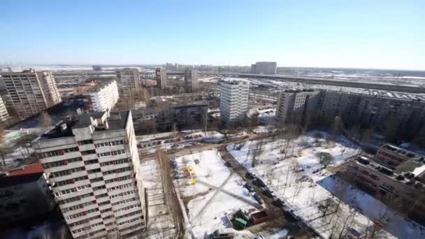 Quartier résidentiel avec gratte-ciel . — Video