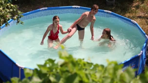 Дети в бассейне — стоковое видео