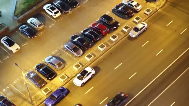 Движение на вечернем многополосном шоссе — стоковое видео