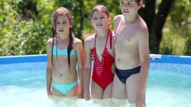 Kinder im Schwimmbad — Stockvideo