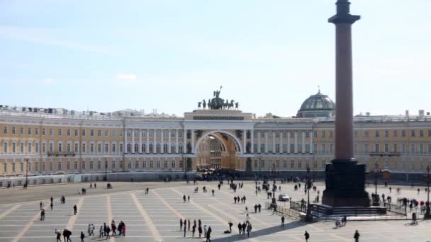 Turyści odwiedzają Ploschad pałacowy — Wideo stockowe