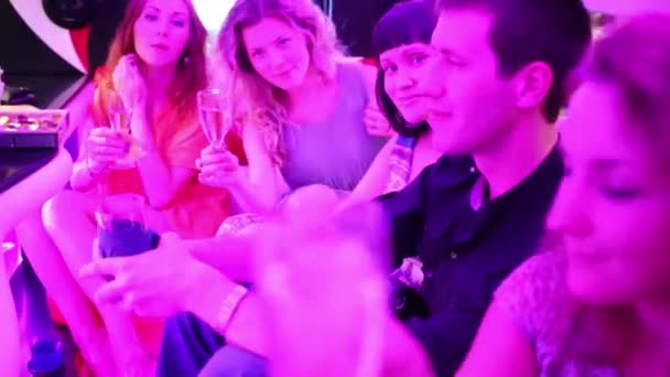 Mensen drinken wijn in limousine — Stockvideo