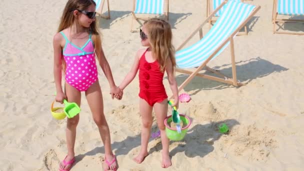 Mädchen stehen am Strand — Stockvideo