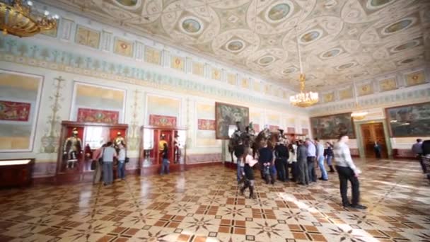 Αίθουσα ιπποτών στο Κρατικό Μουσείο Ερμιτάζ. — Αρχείο Βίντεο