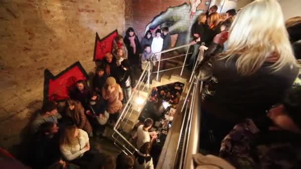 Les gens font la queue sur l'escalier — Video