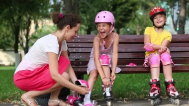 İki kız silindirler üzerinde koymak kadın yardımcı olur 