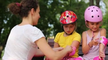 Kızlar koruyucu yastıkları koymak kadın yardımcı olur 