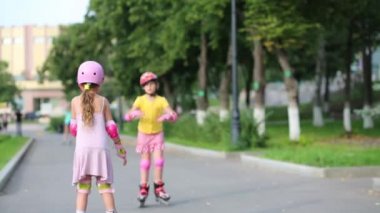 Tekerlekli paten'de iki kız