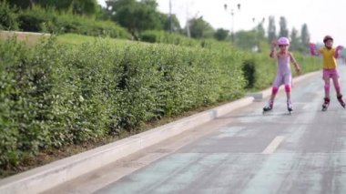 Tekerlekli paten'de iki kız