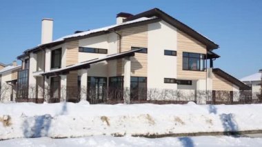 İki katlı çağdaş ev