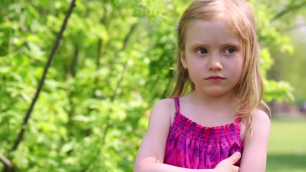 Κοριτσάκι σε καταπράσινο πάρκο. — Αρχείο Βίντεο