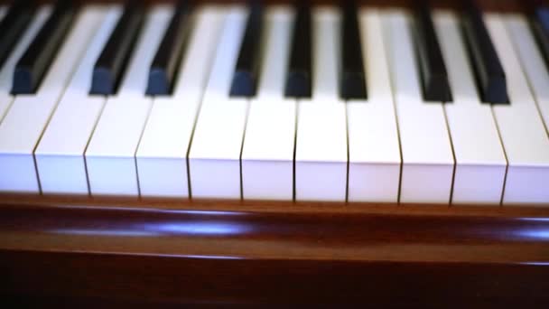 Clavier de vieux piano — Video