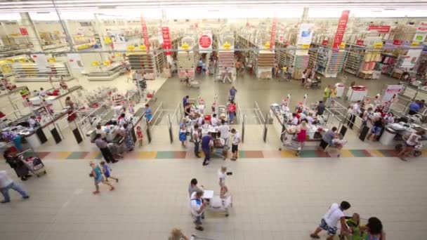 Kassan lane Auchan hypermarke — Stockvideo