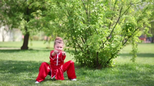 Little girl in sporty red kimono — Stock Video