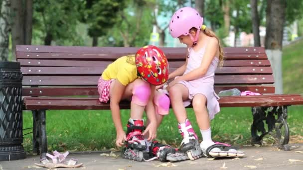 İki kız silindirler üzerinde koymak — Stok video