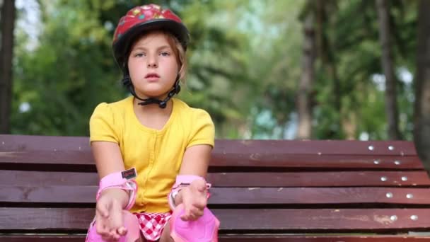 Little girl  sits on bench — Stock Video