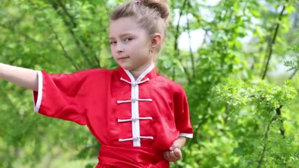 Menina em kimono vermelho desportivo — Vídeo de Stock