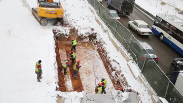 Workers repair Schelkovskoe highway. — Stock Video