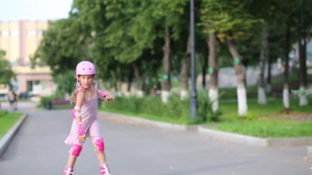 Küçük kızlar tekerlekli paten — Stok video