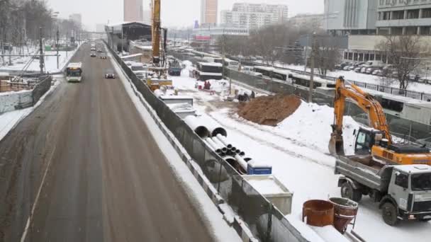 Attrezzatura di riparazione sulla strada Schelkovskoe — Video Stock