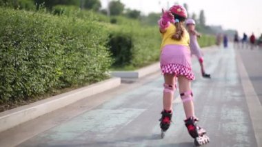 Tekerlekli paten'de iki kız