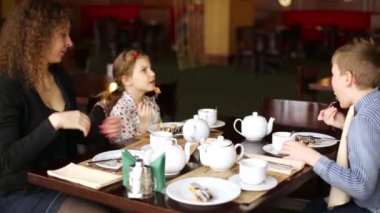 Üç aile masada oturur