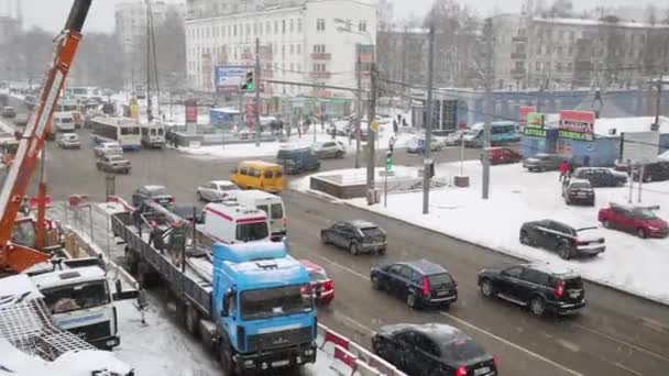 Mobil di persimpangan jalan di jalan raya Schelkovskoe — Stok Video