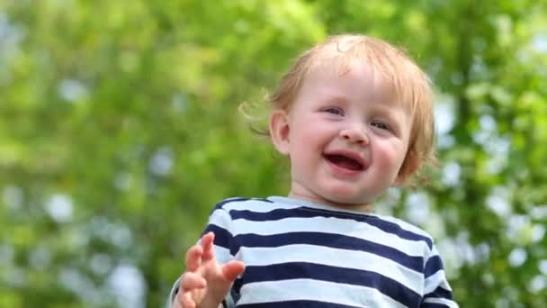 Gülümseyerek yürümeye başlayan çocuk — Stok video