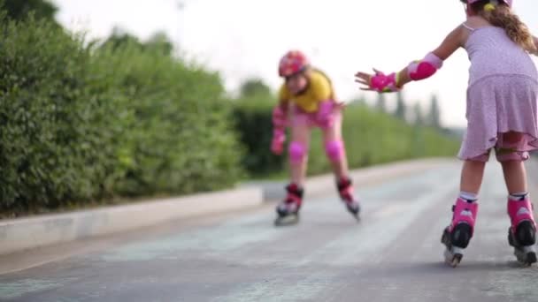 ローラー スケートの 2 人の女の子 — ストック動画