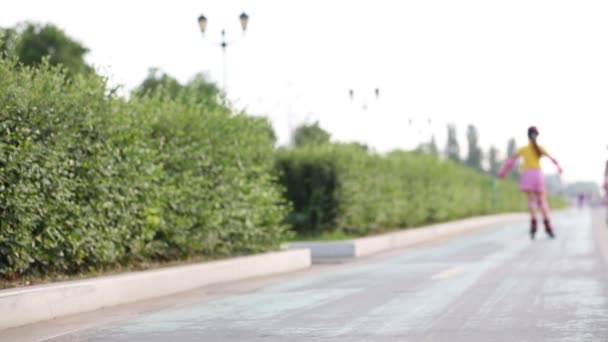 Chica patinaje en el parque — Vídeos de Stock