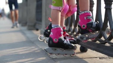 Tekerlekli paten kız bacakları 