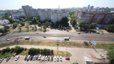 Arabalar ve otobüs sokakta binmek 