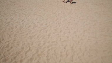 Çocuklar plaj kum üzerinde yürümek