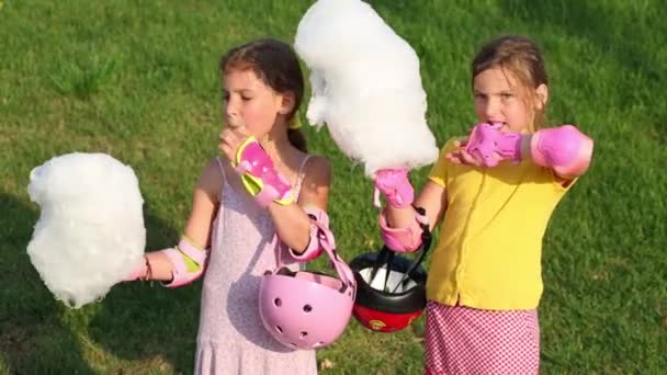 Dos chicas comiendo hilo de caramelo — Vídeos de Stock