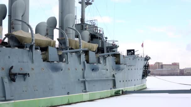 Крейсер "Аврора" на замерзшей реке Большая Невка — стоковое видео